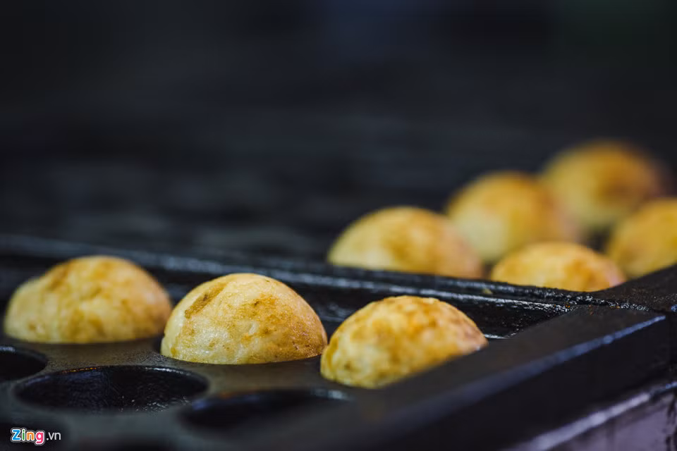 Bánh Takoyaki tại đây được bán với giá rất phải chăng, chỉ từ 20.000 đồng 3 viên và 30.000 đồng 6 viên, thu hút không chỉ người Nhật mà còn cả người Việt.