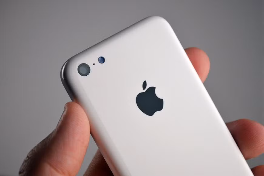 iPhone tạo ra hơn 60% tổng doanh thu của Apple. Ảnh: Gigjets.