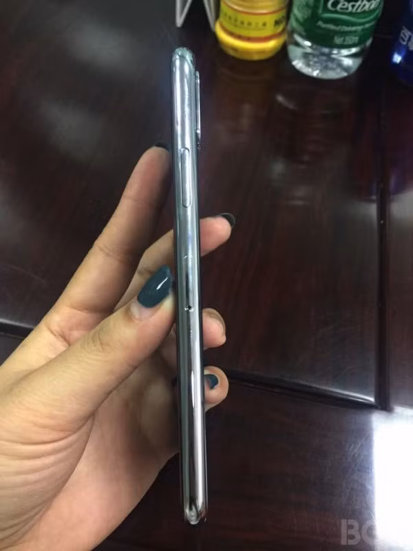 Lần đầu iPhone 8 lộ diện hình ảnh hoàn chỉnh - Hình 2 Lan dau iPhone 8 lo dien hinh anh hoan chinh-Hinh-2
