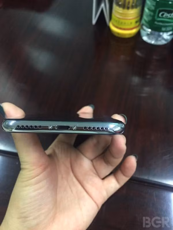Lần đầu iPhone 8 lộ diện hình ảnh hoàn chỉnh - Hình 3 Lan dau iPhone 8 lo dien hinh anh hoan chinh-Hinh-3