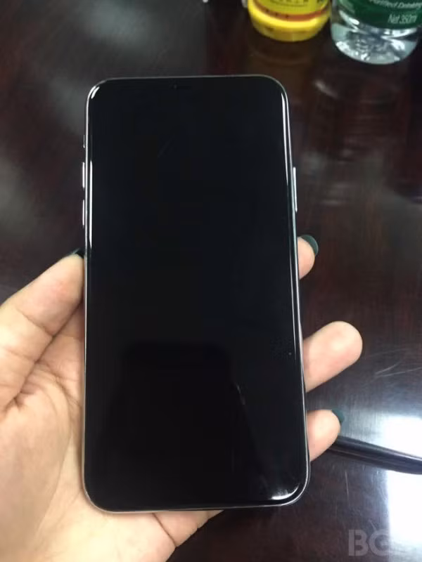 Lần đầu iPhone 8 lộ diện hình ảnh hoàn chỉnh - Hình 4 Lan dau iPhone 8 lo dien hinh anh hoan chinh-Hinh-4