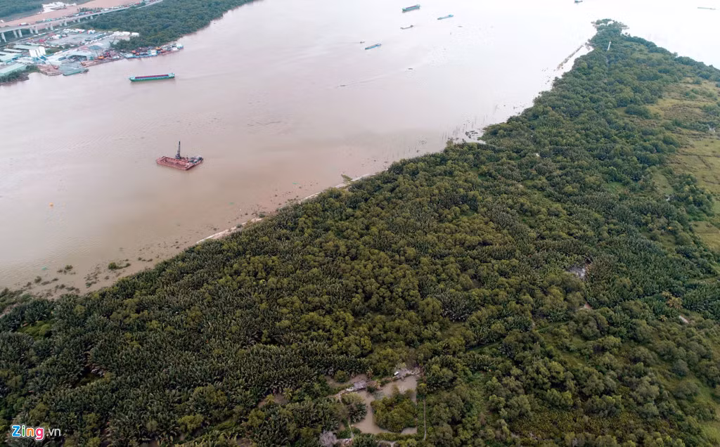 Dự án Saigon Peninsula có quy mô 118 ha đã được UBND TP.HCM chấp thuận cho Công ty Cổ phần Tập đoàn Sài Gòn Peninsula làm chủ đầu tư và được phê duyệt quy hoạch tỷ lệ 1/500. Tuy nhiên, sau gần một năm tổ chức thi công rầm rộ, khu đất này vẫn chưa có gì thay đổi, và đang trong cảnh vắng vẻ.