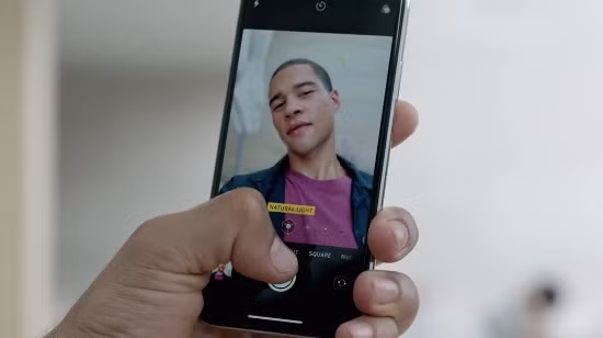 Chế độ Portrait với camera phía trước: Camera selfie của iPhone X cũng sẽ có chế độ chân dung Portrait Mode nhờ thông tin độ sâu cung cấp từ FaceIP. Chế độ này trước đây chỉ có thể thực hiện với các camera phía sau của iPhone 7 Plus, bao gồm cả iPhone 8 Plus và iPhone X. Tuy nhiên, nhờ hỗ trợ của cảm biến bổ sung cho camera TrueDepth ở mặt trước mà iPhone X có được chế độ này.
