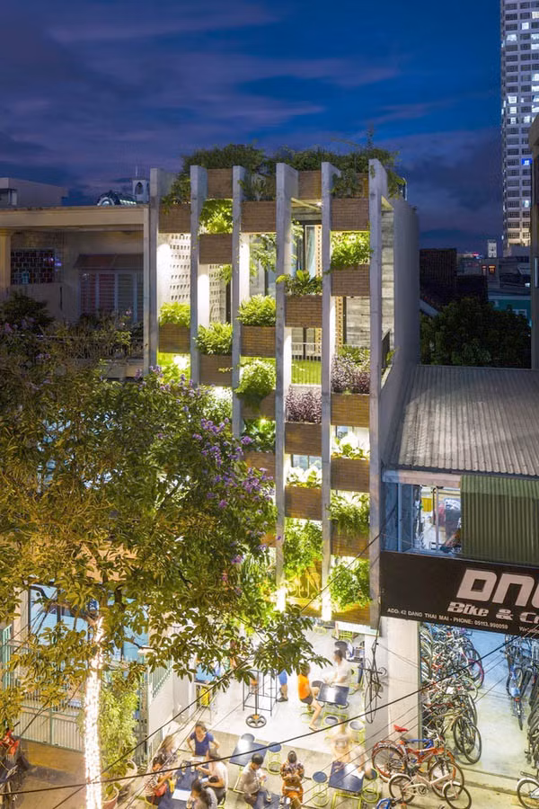 Mặt tiền ấn tượng với những chậu cây nhỏ xuyên suốt. Ảnh: Archdaily.