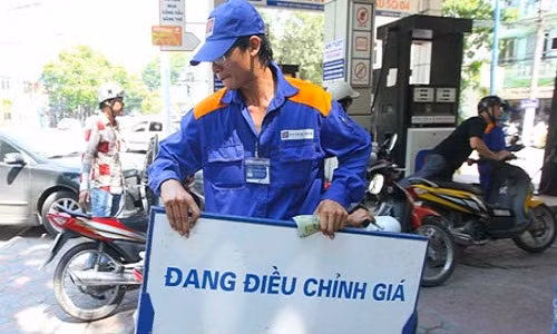 Gia xang dau tang dong loat 300 dong/lit