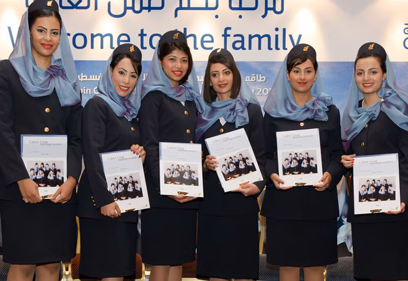Ngoài tiền lương cố định 1.525 USD/tháng, tiếp viên hãng Saudi Arabian còn được trợ cấp điện thoại 11 USD/tháng và 30 ngày phép/năm. Ảnh: Aviation News.