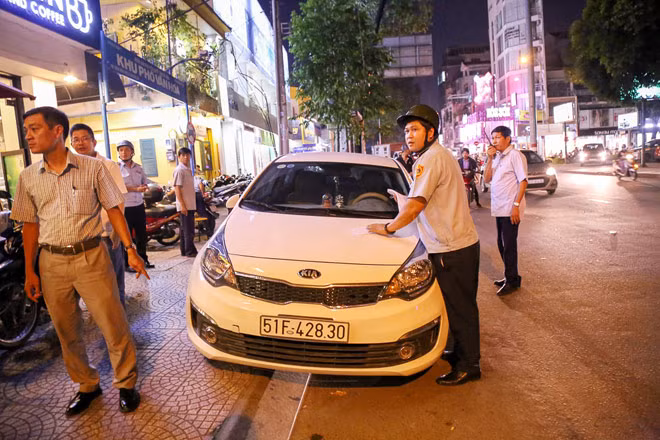 Một trường hợp đậu ô tô đậu một nửa trên vỉa hè, một nửa dưới lòng đường cũng bị dính biên bản.