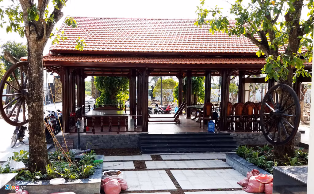 Trong khu đất rộng 0,65 ha, ngoài căn nhà chính của biệt thự không phép còn có nhà gỗ tiền sảnh và nhiều công trình phụ.
