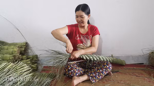 Nghe la o Ninh Binh: Ngoi nha tet duoi trau, kiem chuc trieu ngon o-Hinh-3