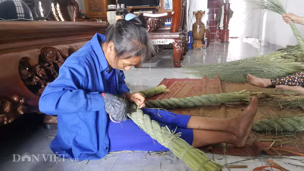 Nghe la o Ninh Binh: Ngoi nha tet duoi trau, kiem chuc trieu ngon o-Hinh-2