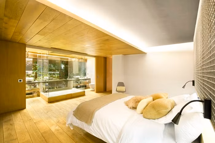 Bên cạnh nơi nghỉ ngơi, một phần diện tích được dành cho việc thiết kế phòng thay đồ, lưu trữ đồ đạc, quần áo.