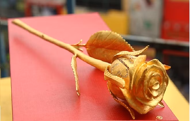 Mùa Valentine 2015, một số đại gia Việt sẵn sàng mua hoa hồng bằng vàng nguyên chất trị giá 200 triệu tặng nửa kia. Ảnh: VTC.