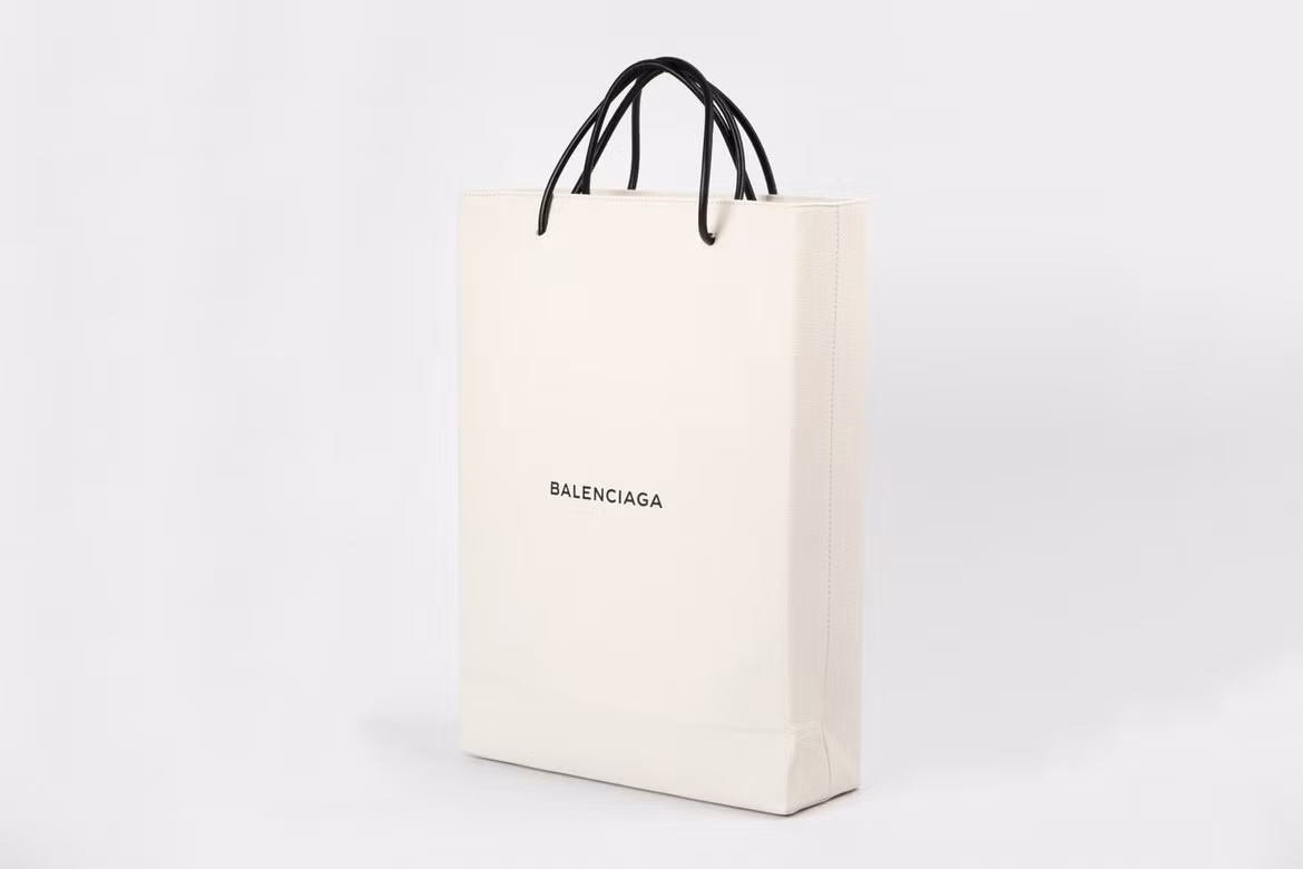 Chưa dừng lại ở đó, nhà mốt danh tiếng này tiếp tục tung ra thị trường một sản phẩm như thách thức người dùng. Đó là chiếc túi shopping dáng hộp màu trắng có giá lên tới 1.100 USD (khoảng 25 triệu đồng). Ảnh: Hypebeast.