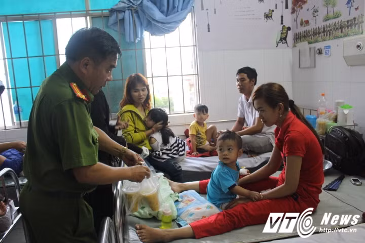 Việc làm nhân văn, đầy ý nghĩa của Công an phường Tam Phú càng làm cho tình quân dân ngày càng được thắt chặt, gần gũi. (Ảnh: Quang Hải)