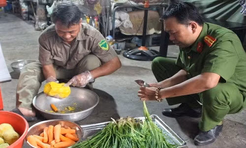 Cứ vào chiều tối thứ 5 hàng tuần, các chiến sỹ Công an phường Tam Phú lại đến nhà anh Trần Trí Hiệp (bảo vệ dân phố), chia nhau công việc nấu cháo. (Ảnh: Quang Hải)