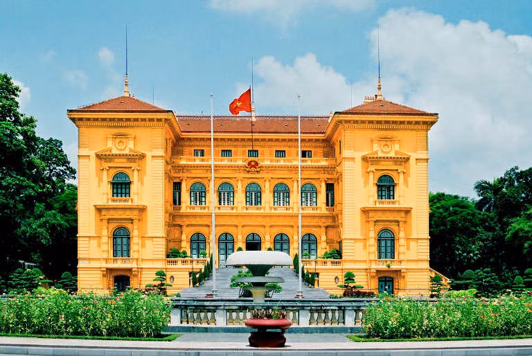 Trong khuôn viên Phủ Chủ tịch, con đường đẹp rải sỏi giữ hai hàng cây xoài dẫn tới ngôi nhà sàn bình dị giữa những vòm cây xanh cao dẫn lối tới ngôi nhà sàn Bác Hồ ở và làm việc từ ngày 17/5/1958 đến khi Người qua đời (1969).