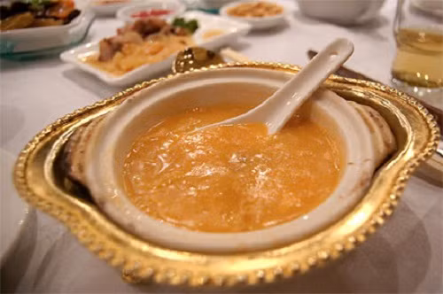 Giá mỗi thố nhỏ dành cho một suất ăn ở nhà hàng thường hơn 1 triệu đồng. Còn giá cho 1 kg vây cá mập chưa chế biến dao động từ 10 triệu – 20 triệu đồng. Ảnh: Louis.