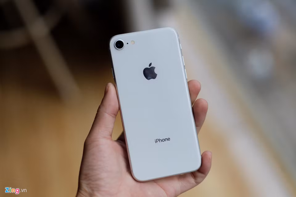 Về thiết kế, iPhone 8 không thay đổi nhiều so với bản tiền nhiệm. Mặt lưng sử dụng chất liệu kính thay cho vỏ nhôm.