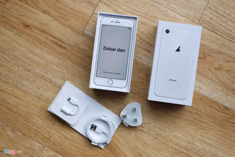Giá bán đề nghị của iPhone 8 bản 64 GB là 19,9 triệu đồng, bản 256 GB giá 23,5 triệu đồng. iPhone 8 Plus 64 GB giá 22,9 triệu đồng, bản 256 đắt hơn 3 triệu đồng.