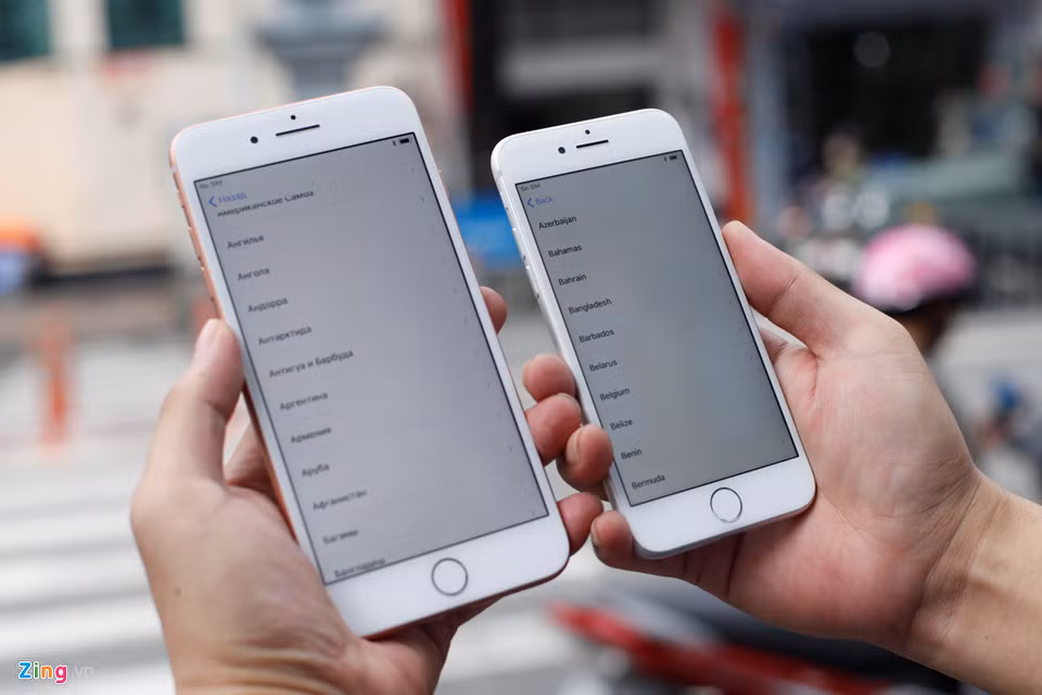 Thay đổi chất liệu kính, iPhone 8 và iPhone 8 Plus trông bóng bẩy hơn, màu sắc mới cũng tạo đôi chút lạ lẫm. Mặc dù vậy, máy dễ trơn trượt hơn so với thế hệ trước.