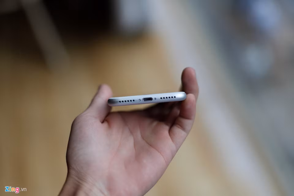 Các cải tiến trên iPhone 8 không nhiều nhưng đều là những thay đổi đáng giá, chẳng hạn con chip A11 Bionic mạnh mẽ, tính năng sạc không dây. iPhone 8 vẫn dùng camera 12 MP nhưng dùng cảm biến lớn hơn, hỗ trợ chống rung quang học.