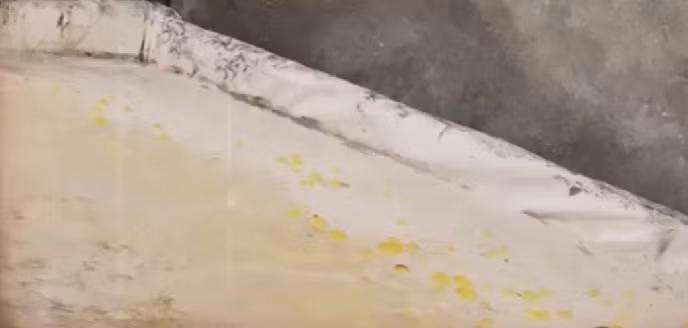 Để phù phép những quả thối hỏng trở thành mứt, bà chủ khẳng định có sử dụng hóa chất để giúp mận trở nên trắng bóng và khử chua cho táo. Ảnh: ANTV.