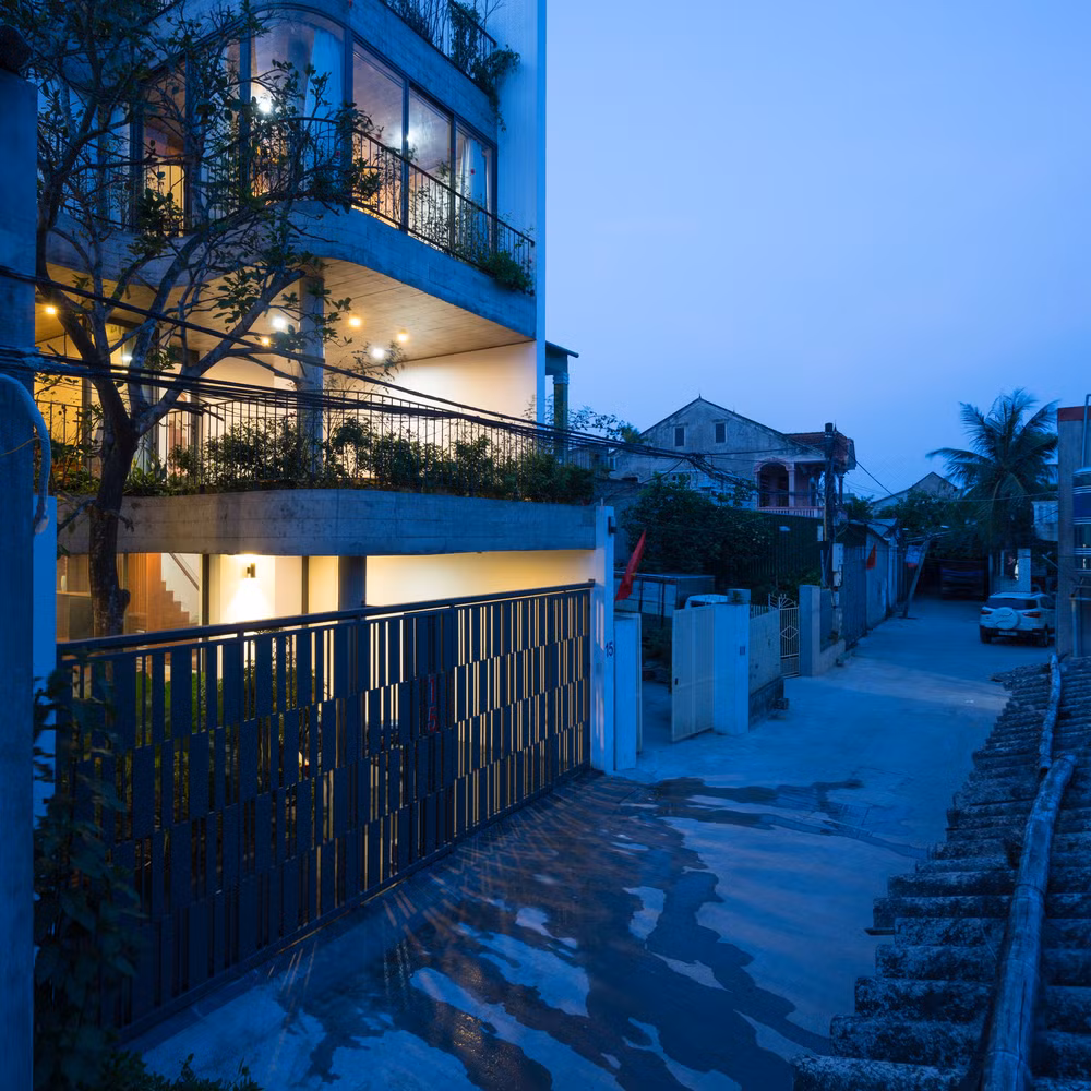 Nằm trong khu vực dân cư cũ của thành phố Vinh Nghệ An, ngôi nhà 3 tầng có tên V1 House nổi bật giữa những khu nhà thấp tầng xung quanh nhờ mặt tiền vườn cây độc đáo.