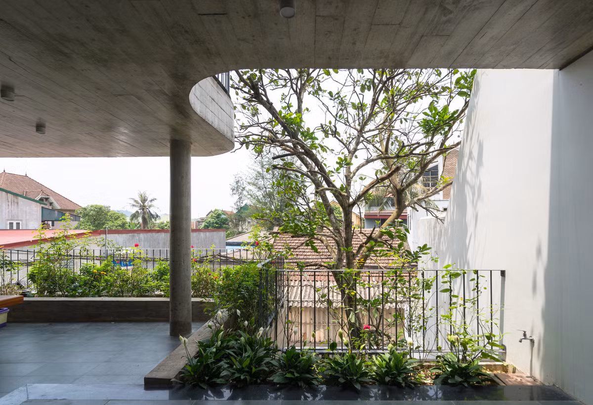 Toàn bộ không gian trong nhà đều đan xen giữa khoảng vườn nhỏ và khu vực chức năng.