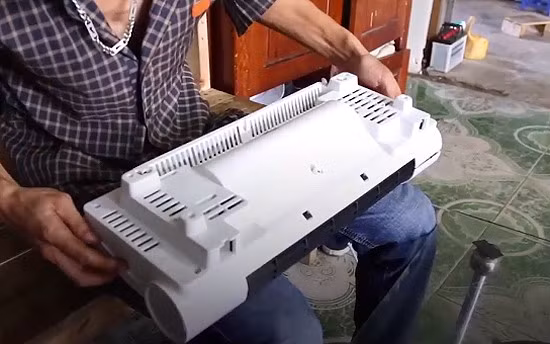 Qua kiểm tra và tháo bỏ lớp vỏ bên ngoài đã mang tới một kết quả rất bất ngờ về cấu tạo của chiếc điều hòa này. Cấu tạo của nó rất đơn giản và không có khả năng làm mát như quảng cáo.