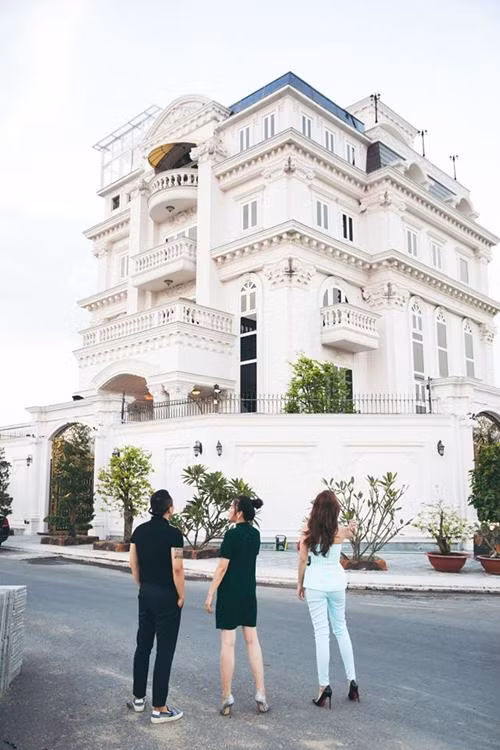 Bên ngoài ngôi nhà của Lý Nhã Kỳ nguy nga như một lâu đài.