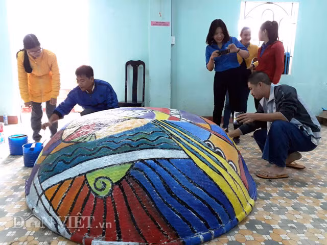 Những dụng cụ để vẽ tranh là số thuyền, thúng, dụng cụ hành nghề trên biển của ngư dân địa phương đã qua sử dụng.