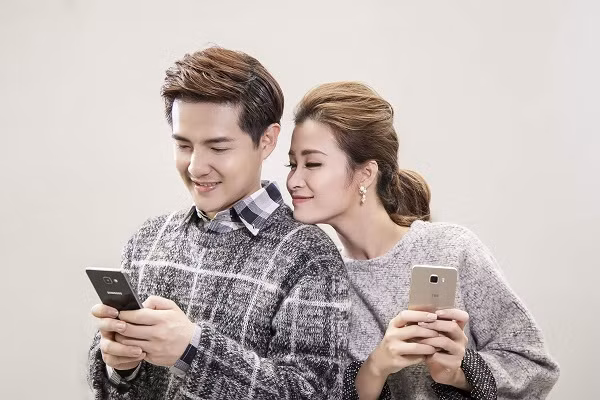 Ông Cao Thắng và Đông Nhi trong loạt ảnh quảng cáo Samsung Galaxy A5. Ảnh: Samsung.