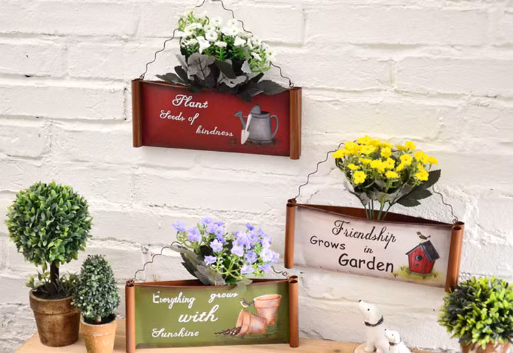 Bộ sưu tập trang trí tường sẽ giúp ban công trở nên tươi sáng và sống động hơn. Ảnh: Homedit.
