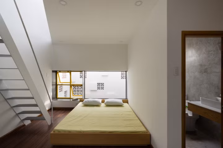 Phòng ngủ rộng thoáng với nội thất đơn giản mà ấm áp. Ảnh: ArchDaily.