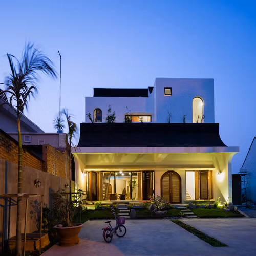 Một căn nhà khác ở Thủ Dầu Một, Bình Dưỡng cũng được tạp chí ArchDaily hết lời ca ngợi. Đó là ngôi nhà được thiết kế dành cho gia đình 3 thế hệ. Một ngôi nhà lớn với hai không gian nhỏ riêng biệt bên trong, sân trước, sân sau và các hành lang kết nối là điểm gắn kết. Ảnh: ArchDaily.