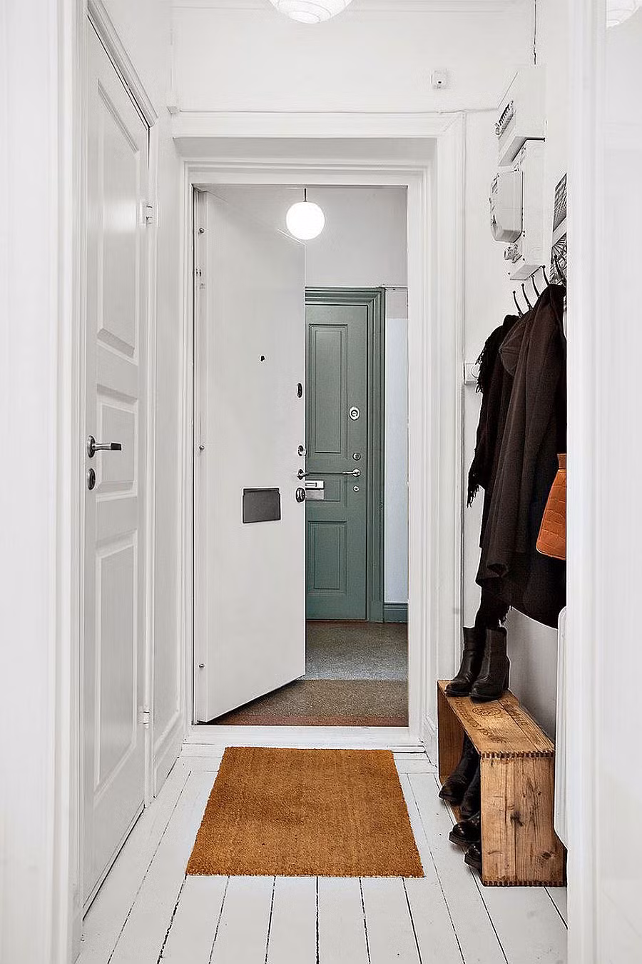 Ngay lối vào là một kệ giày dép nhỏ, phù hợp với căn hộ nhỏ. Nguồn ảnh: Decoist.