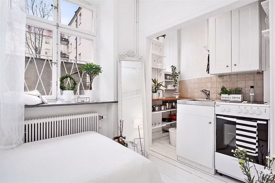 Với khoảng diện tích vài mét vuông, phòng bếp được thiết kế hợp lý với nội thất và đồ gia dụng phù hợp.