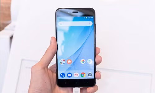 Xiaomi vừa chính thức ra mắt mẫu smartphone chạy Android thuần có tên Mi A1. X iaomi Mi A1 dự kiến là thiết bị bán chạy trên toàn thế giới, trong đó có Việt Nam. Ảnh: Tinhte.