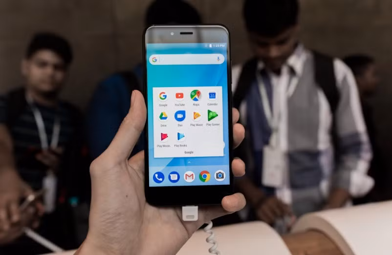 Cũng như Bphone 2017, Xiaomi Mi A1 sở hữu màn hình kích thước lớn 5,5 inch độ phân giải Full HD. Ảnh: Tinhte.