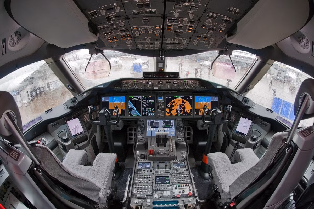 Buồng lái của Boeing 787-9 được trang bị các thiết bị hiện đại và góc nhìn rộng rãi giúp phi công quan sát bên ngoài dễ dàng hơn. Ảnh: Thời đại.
