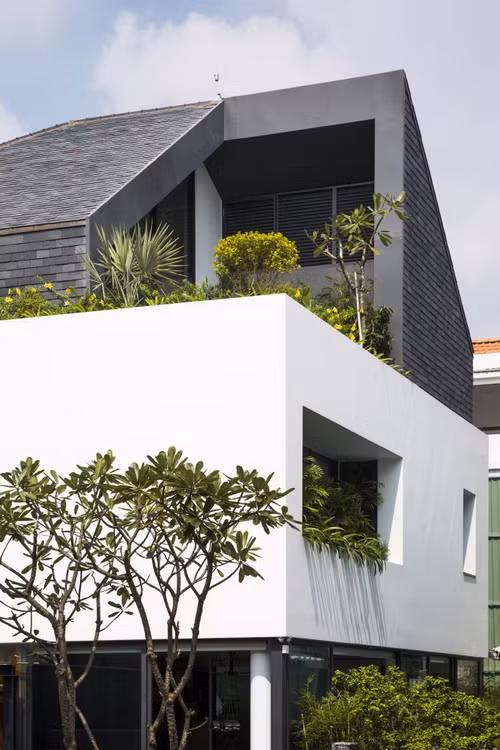 Ngôi nhà thiết kế với không gian mở, góc nhìn hướng ra ngoài thông qua cây xanh.