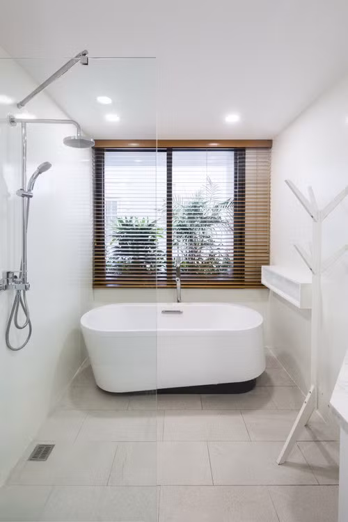 Phòng tắm sử dụng gam màu trắng hiện đại.