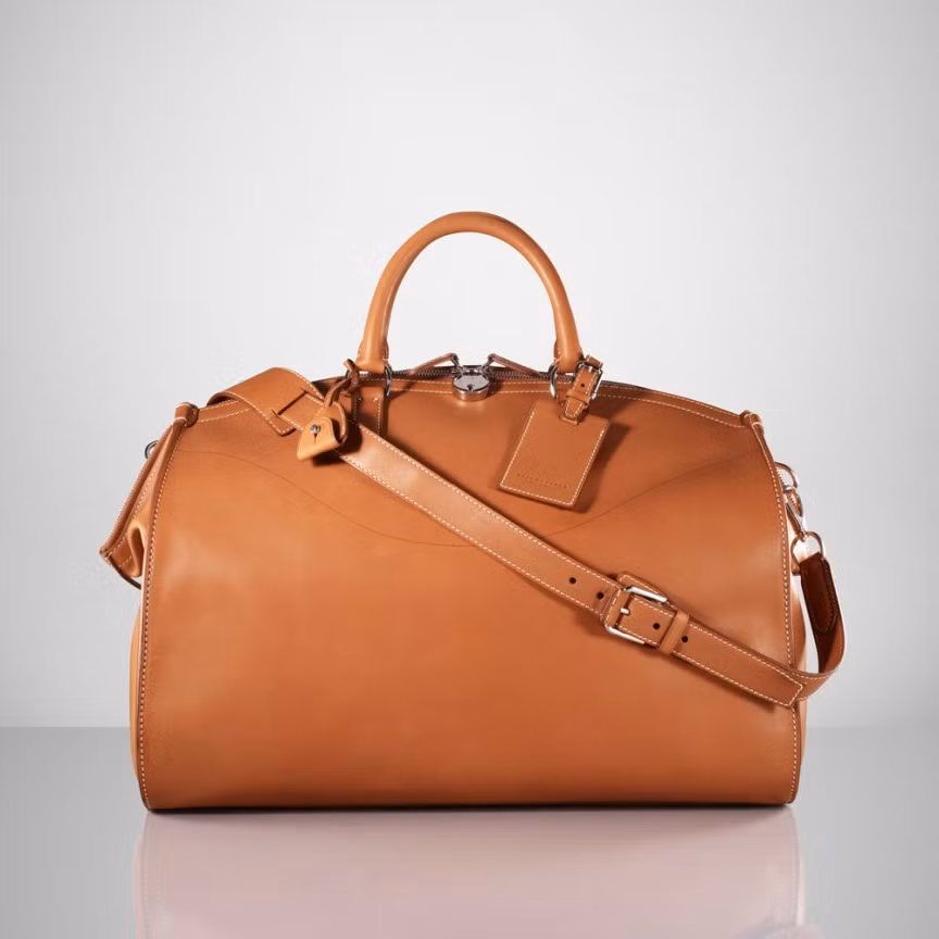 Được chế tác từ da bê màu vàng kem, Saddle Weekender Bag có thể đựng rất nhiều đồ cá nhân tiện lợi. Để sở hữu nó, bạn phải bỏ ra 4950 USD.