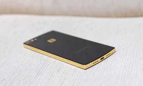 Cũng như Bphone 2017 thường, Bphone 2017 phiên bản mạ vàng sở hữu màn hình kích thước 5,5 inch Full HD. Ảnh: Techz.