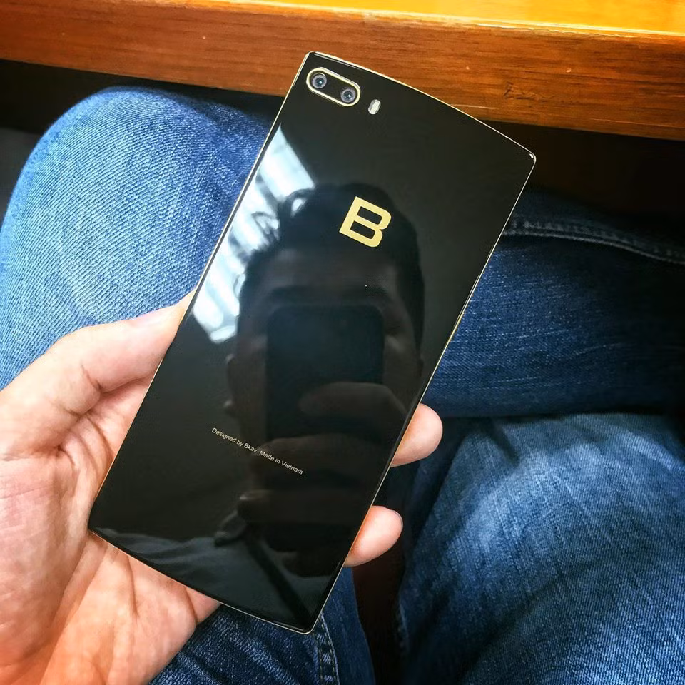 Bphone 2017 Gold sở hữu camera kép trang bị bộ xử lý Snapdragon 835, 4GB RAM và dung lượng lưu trữ 64GB. Ảnh: Phạm Tuấn Anh.