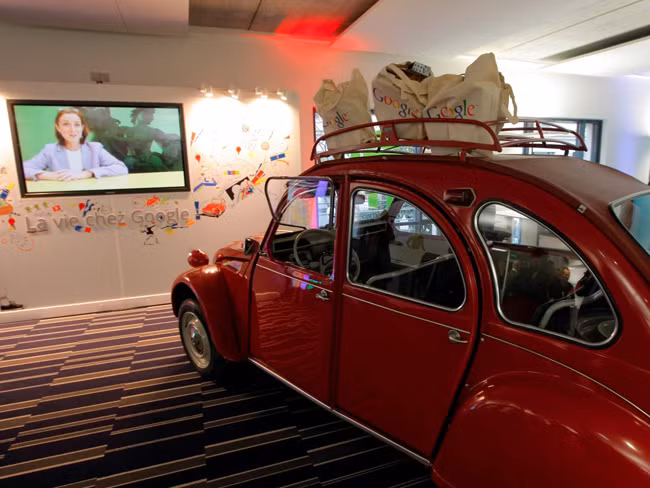 Văn phòng Google tại Paris gây ấn tượng với đồ trang trí là một chiếc Citrien 2CV đặt ở vị trí trung tâm.