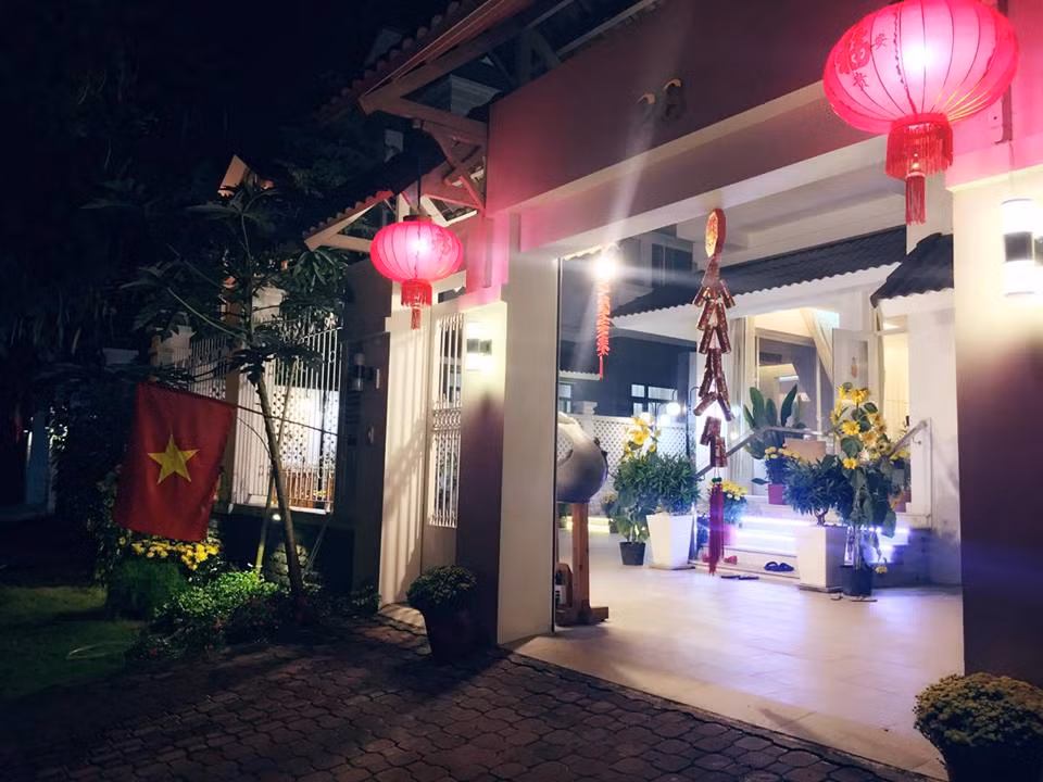 Thủy Tiên đặt rất nhiều chậu hoa tươi trước hiên nhà. Ảnh: Facebook Thủy Tiên.