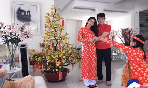 Biệt thự với gam màu trắng triệu đô của cặp sao hạnh phúc nhất làng giải trí Việt ngập sàn sắc xuân. Ảnh: Facebook Thủy Tiên.