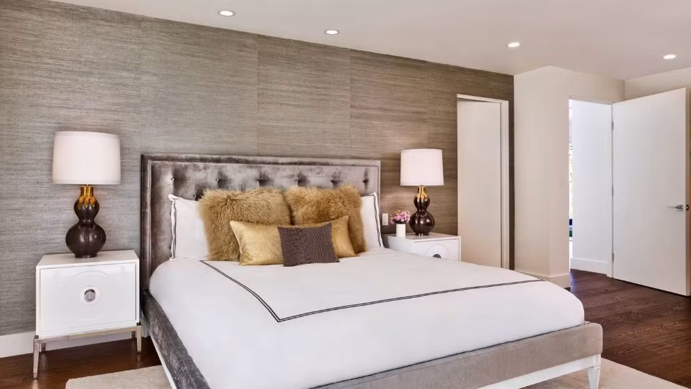 Mặt giấy giả kim loại sẽ mang lại cho phòng khách nét độc đáo riêng biệt. Ảnh: JAC Interiors.