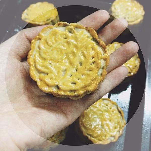 Nếu như chiếc bánh trung thu được đóng gói bán ở các đại lý phải chịu sự kiểm định của các đoàn kiểm tra liên ngành thì bánh handmade không bị ai kiểm định chất lượng. Ảnh minh họa: Doisongphapluat.